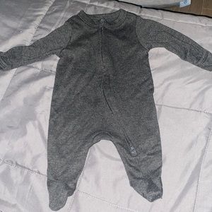 Old Navy Footie onesies- Newborn (2)